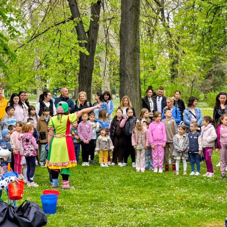 Djeca i animatori na Avanturi šarenog jajeta u Gradskom parku u Bijeljini, 13. april 2026.